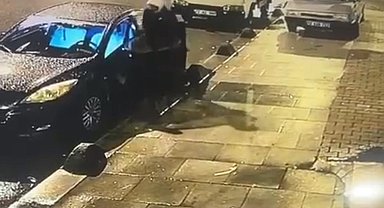 Park halindeki aracı 'kopya anahtar' yöntemiyle çalan hırsız kamerada
