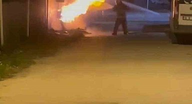 Patlayan doğal gaz borusundan çıkan yangın itfaiye ekiplerince söndürüldü