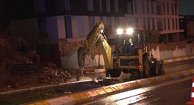 Pendik'te aşırı yağış nedeniyle istinat duvarı çöktü