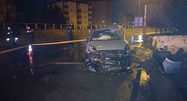 Pendik'te kontrolden çıkan araç duvara çarptı: 2 yaralı