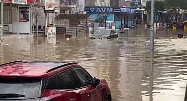 Sağanağın vurduğu İzmir Dikili'de okullar yarım gün tatil edildi