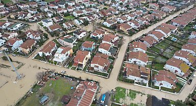 Silivri'de Altınorak Sitesi'ni yine su bastı, yollar göle döndü