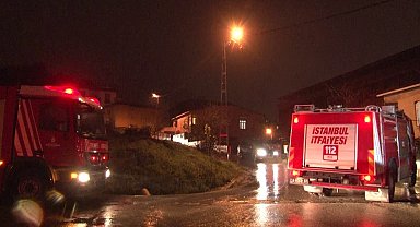 Sultanbeyli'de bir binanın çatısı yanarak kullanılamaz hale geldi