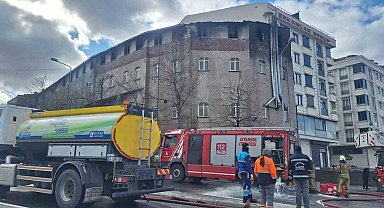 Sultangazi'de 1 saat arayla çıkan yangında ayakkabı atölyesi alevlere teslim oldu