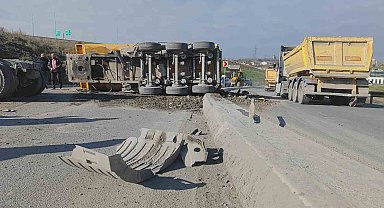 Sultangazi'de feci kaza: Damper yerinden koptu hafriyat yola döküldü