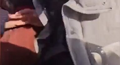 TEM Otoyolu'nda öfkeli sürücü dehşeti kamerada: Önünü kesip camını yumrukladı