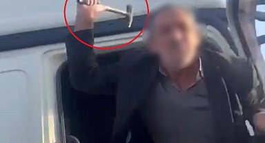 Trafikte tartıştığı adama çekiçle saldırdı