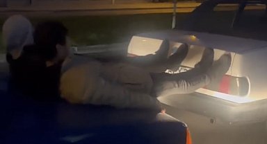Türk işi otomobil kurtarma...Tofaş'ın kuş serisini ayaklarıyla iterek kurtardılar