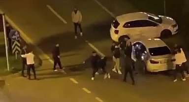 Ümraniye'de kaza sonrası sokak ortasında kavga kamerada