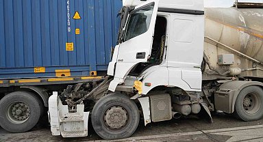 Uyuya kalan beton mikseri şoförü, gişelerde tıra arkadan çarptı: 2 yaralı