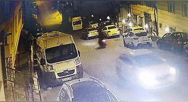Apartmanın önündeki motosikletli çalıp kaçan hırsız kamerada