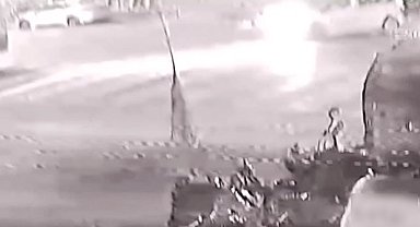 Ataşehir'de hafif ticari araç ile motosikletin kafa kafaya çarpıştığı kaza kamerada