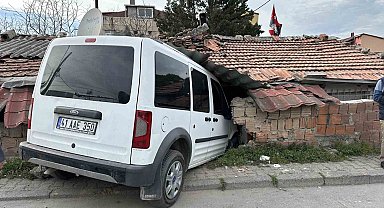 Ataşehir'de hafif ticari araç müstakil eve girdi