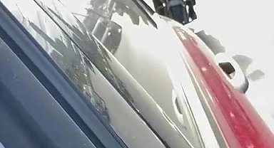 Ataşehir'de kadın sürücünün aracını tekmeleyip küfürler eden motosikletli kamerada