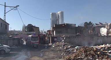 Ataşehir'de metruk binanın çatısı alev alev yandı
