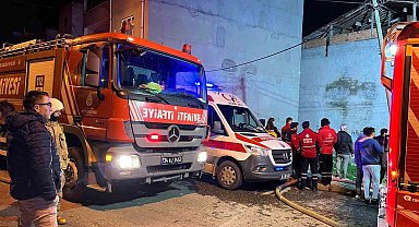 Avcılar'da 3 katlı binanın çatısı alev alev yandı