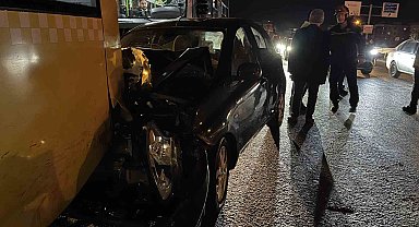 Avcılar'da kontrolden çıkan otomobil park halindeki otobüslere çarptı: 2 yaralı