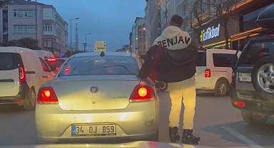 Bahçelievler'de patenli gencin tehlikeli yolculuğu kamerada