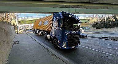 Bakırköy'de tırın dorsesi üst geçide takıldı: 3 araç kaza yaptı