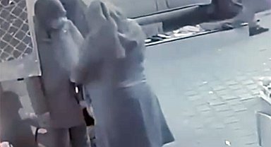 Başakşehir'de bir kadının bebek arabasından çantasının çalındığı anlar kamerada