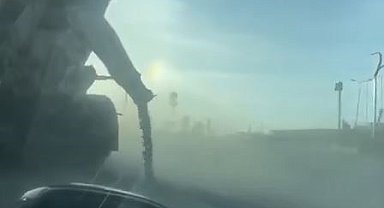Beton mikseri yola beton döke döke ilerledi; o anlar kameraya yansıdı