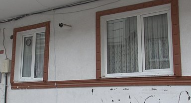 Eski eşinin camlarını parke taşı ile kırdı; o anlar kameraya yansıdı