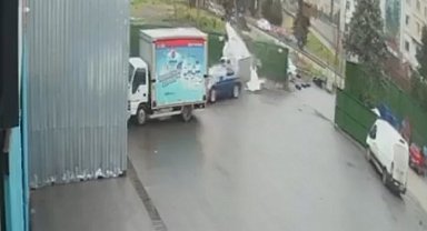 Eyüpsultan'da kontrolden çıkan otomobil güvenlik kulübesine daldı, kaza anı kamerada