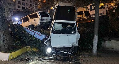 Eyüpsultan'da virajı alamayan araç çay bahçesine uçtu