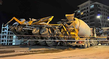 Gaziosmanpaşa'da inşaat çalışmasında beton pompası aracı yan yattı