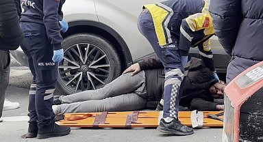 İki aracın arasından geçmeye çalışan motosiklet sürücüsü düştü: O anlar kamerada