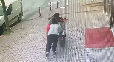 İki kız elektrikli motosikleti iterek çalmaya çalışırken esnafa yakalandı