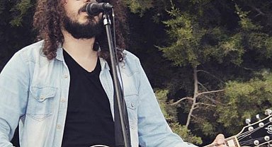İstanbul'da müzisyene tekmeli yumruklu saldırı: O anlar kameraya yansıdı