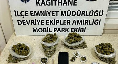 Kağıthane'de şüphelinin üzerinden uyuşturucu çıktı, torbacı kıskıvrak yakalandı