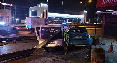 Kartal'da kontrolden çıkan araç bariyerlere ve park halindeki taksiye çarptı: 4 yaralı