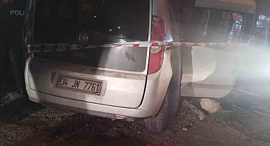 Kartal'da otomobil inşaat alanına girdi: 3 yaralı