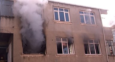 Küçükçekmece'de korkutan yangın: 1 kişi dumandan etkilendi
