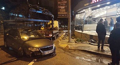 Maltepe'de kontrolden çıkan araç restorana girdi: 1 yaralı
