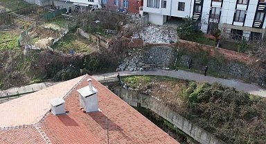 Okul yolunda bulunan istinat duvarı çöktü, okulun ilk gününde veliler tedirgin oldu