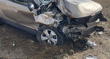 Otomobilin çarptığı traktör ikiye ayrıldı