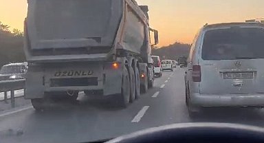 Otoyolda makas atarak ilerleyen hafriyat kamyonu kamerada