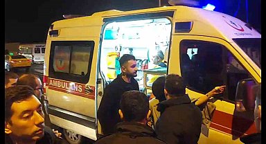 Park halindeki minibüse çarpan otomobil takla attı: 2 yaralı