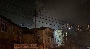 Sarıyer'de 3 katlı binanın çatısı alev aldı