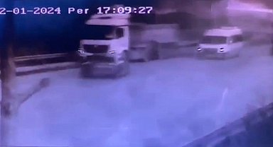 Sarıyer'de feci kaza kamerada: Otomobil, kamyon ve minibüse çarptı