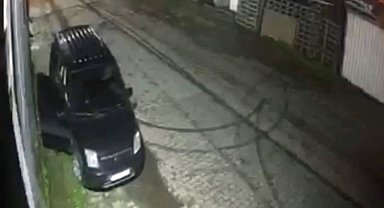Sarıyer'de soyguncuların baltaya taşa vurduğu an kamerada: Gece bekçisi ateş açtı