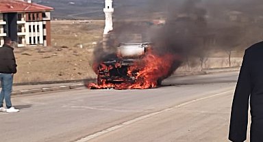 Seyir halindeki otomobil bir anda alev topuna döndü