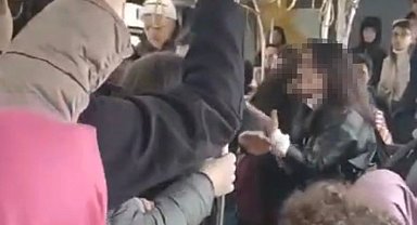 Sultanbeyli'de otobüste 2 kadının saç baş birbirine girdiği kavga kamerada