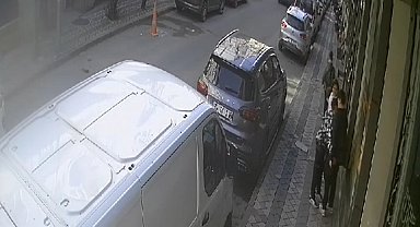 Sultangazi'de 2 çocuk, 3 öğrenciyi gasp etmeye çalıştı: O anlar kamerada