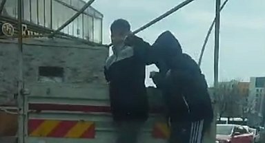 Sultangazi'de çocukların tehlikeli oyunu kamerada