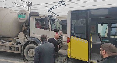 Sultangazi'de faciadan dönüldü: Beton mikseri İETT otobüsüne çarptı, 4 kişi yaralandı