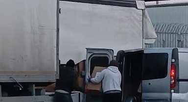 Sürücüsünün içinde uyuduğu aracı soydular
